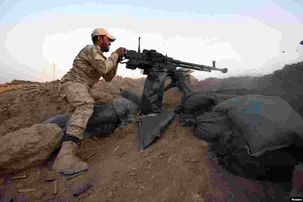 یک پیشمرگه کرد در حال شلیک مسلسل سنگین (دوشکا) در جبهه سلیمان‌بیک - شمال شهر تکریت، ۹ شهریور ۱۳۹۳