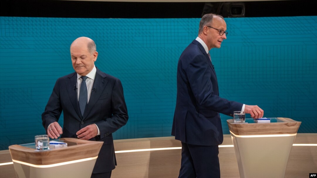 Almanya Başbakanı Scholz (solda) ve Hristiyan Birlik Partileri’nin (CDU/CSU) başbakan adayı Merz (sağda) ülkede bu ay yapılacak seçimler öncesi televizyonda kozlarını paylaştı.