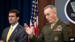 Kepala Staf Gabungan AS Jenderal Joseph Dunford bersama Menteri Pertahanan Mark Esper berbicara kepada para wartawan di Pentagon, Rabu, 28 Agustus 2019. (Foto: AP)