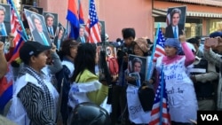 Cambodian land and housing activists gather near the Boeung Kak lake in Phnom Penh, Tuesday, January 26, 2016, to deliver a petition to visiting U.S. Secretary of State John Kerry but were prevented to do so. (Thida Win/VOA Khmer)