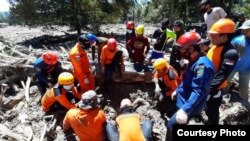 Tim SAR Gabungan melakukan pencarian korban di desa Radda, Luwu Utara, Sulawesi Selatan,17 Juli 2020. Foto: Basarnas Makassar