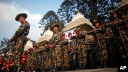 Tentara Angkatan Darat Nepal memberikan penghormatan terkahir bagi PM Sushil Koirala sebelum jenazahnya dikremasi di sungai Bagmati River, Kathmandu, Nepal, 10 Februari 2016. (Foto: dok). Nepal akan mulai mengadakan latihan militer dengan China untuk pertama kalinya, bulan depan.