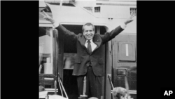 Ričard Nikson se oprašta od osoblja Bele kuće nakon što je podneo ostavku na predsednički položaj, Vašington, 9. avgust 1974.