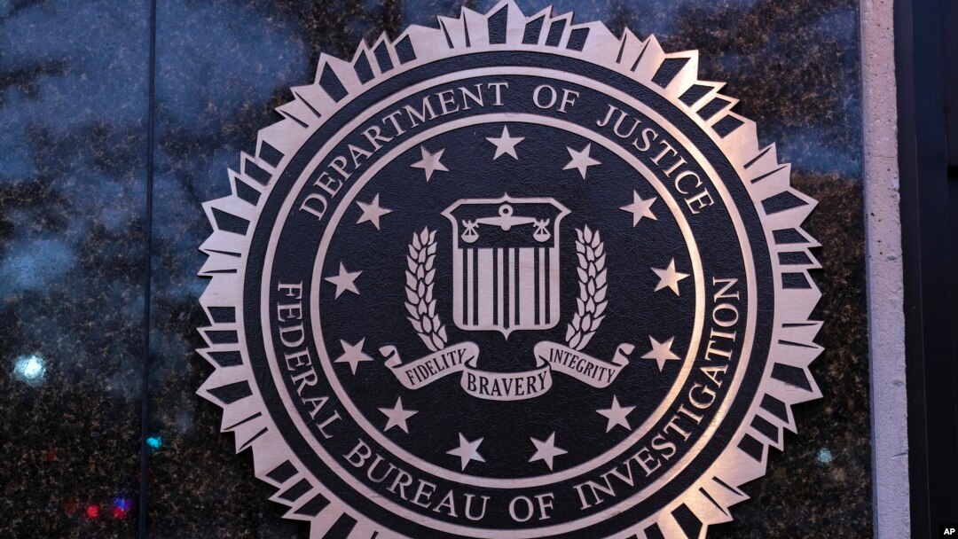 ARCHIVO- El logo del Buró Federal de Investigaciones de Estados Unidos (FBI por sus siglas en inglés) se ve en su sede en Washington, el sábado 7 de diciembre de 2024. AP
