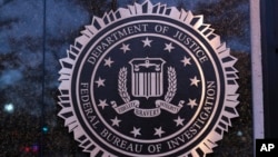 ARCHIVO- El logo del Buró Federal de Investigaciones de Estados Unidos (FBI por sus siglas en inglés) se ve en su sede en Washington, el sábado 7 de diciembre de 2024. AP