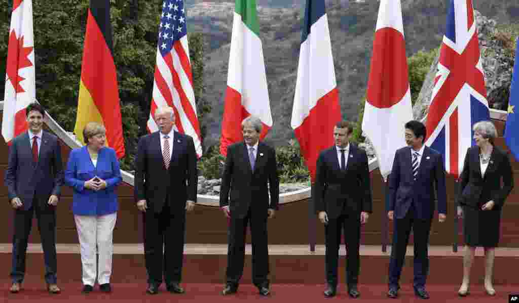 Les dirigeants du G7 posent pour une prise de photo pour le sommet du G7, en Italie, le 26 mai 2017.