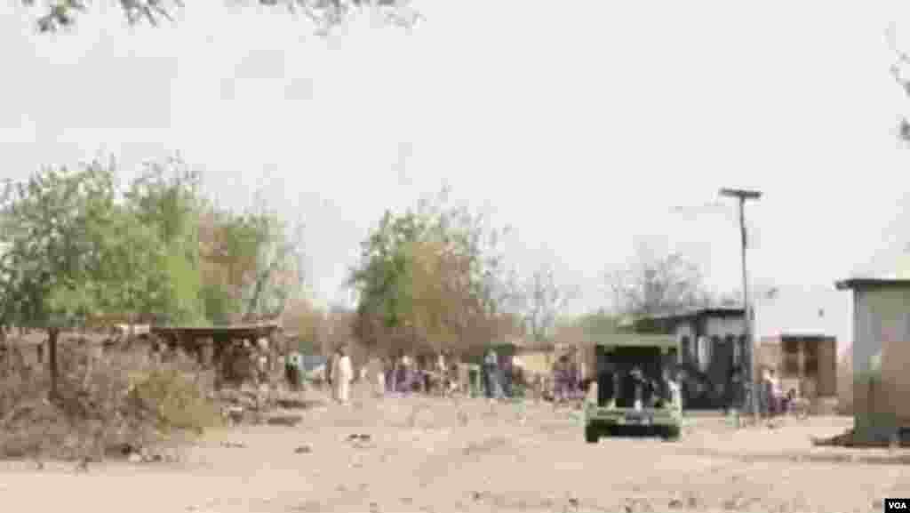 Sojoji da 'yansanda sun shiga sintiri bayan harin da ake zato 'yan kungiyar Boko Haram ne suka kai kusa da sansanin mayakan sama a Maiduguri ranar 2 ga watan Disamba shekarar 2013.