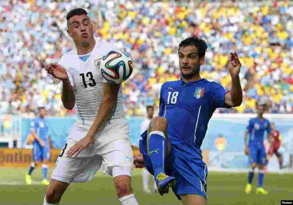 برازیل فٹ بال ورلڈکپ کے گروپ ڈی کے مقابلے میں اٹلی اور یوروگوئےکے درمیان 0-1سے یوروگوئے نے جیت لیا