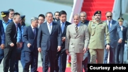 Chinese Premier Li Qiang arrives at the Noor Khan military airbase near Islamabad, where he is greeted by Pakistani Prime Minister Shehbaz Sharif, Oct 14, 2024. (Courtesy: Prime Minister Sharif's office)