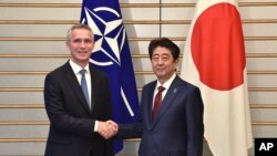 北约秘书长斯托尔滕贝格2017年10月31日会晤日本首相安倍