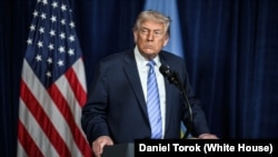 资料照片：唐纳德·特朗普总统在佛罗里达州棕榈滩的海湖庄园出席与乌克兰总统泽连斯基的出席联合记者会。(2025年12月28日)