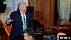 唐纳德·特朗普总统在美国国会大厦与爱尔兰总理马丁共同出席“爱尔兰之友”年度午餐会时致辞。(2026年3月17日)