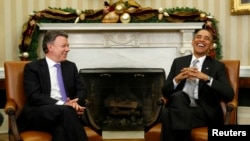 El presidente Barack Obama se ríe de una referencia a la Copa Mundial durante su reunión con el presidente Juan Manuel Santos, esta mañana en la Casa Blanca.