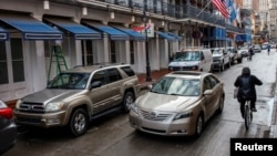 Los autos vuelven a circular por el French Quarter de Nueva Orleans tres días después del atentado que mató a 15 personas, el 3 de enero de 2025.