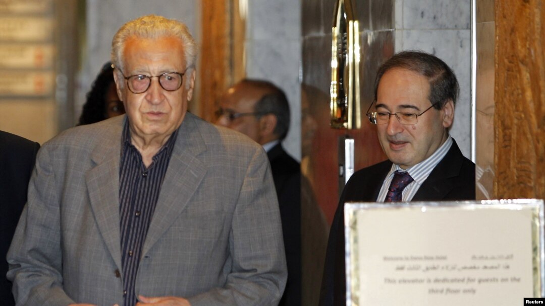 Phó Bộ trưởng Ngoại giao Syria Faisal Mekdad (phải) đón tiếp Đặc sứ Brahimi tại một khách sạn trong thủ đô Damascus, Syria