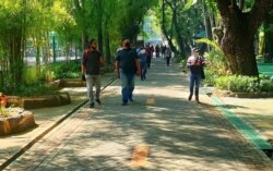 Pengunjung KBS harus mengikuti petunjuk arah pada jalan di area kebun binatang untuk menjaga berkerumunnya pengunjung (foto: VOA/Petrus Riski)