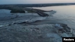 2023 年 6 月 6 日在乌克兰赫尔松地区溃决的新卡霍夫卡大坝的视频截图