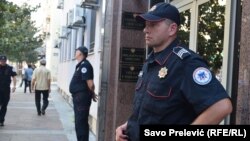 Policija ispred Višeg suda u Podgorici (arhivski snimak, Savo Prelević (RFE/RL)