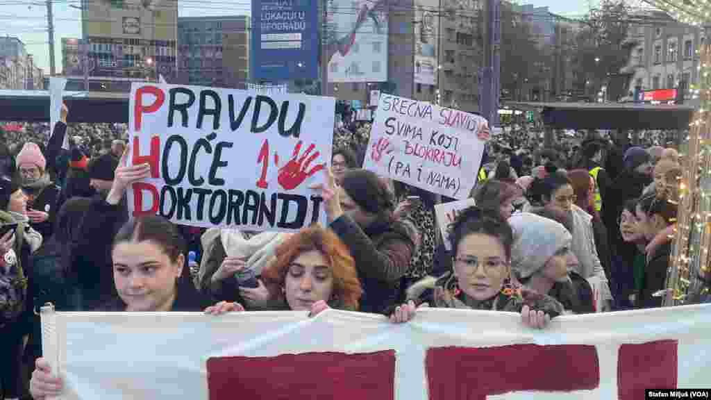 Na beogradskom Trgu Slavija u nedelju 22. decembra održan je veliki antivladin protest studenata i građana koji traže odgovornost za pad nadstrešnice železničke stanice u Novom Sadu 1. novembra i pogibije petnaestoro ljudi (Foto: VOA/Stefan Miljuš)