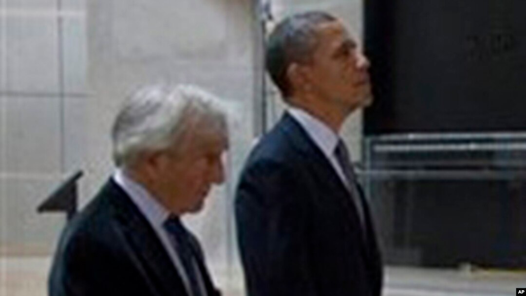 Tổng thống Obama (phải) cùng với ông Elie Wiesel, một người sống sót trong nạn diệt chủng người Do Thái và từng được trao giải Nobel Hòa Bình đến thăm Viện bảo tàng Holocaust hôm 23/4/12 