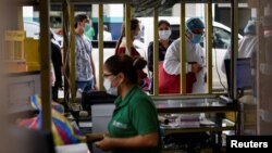 Ecuatorianos hacen fila en el exterior de una farmacia en Guayaquil, Ecuador, el 15 de abril de 2020.