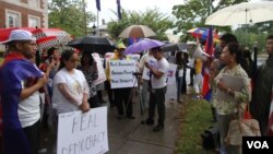 Cambodian-Americans gathered in front of the Royal Embassy of Cambodia in Washington D.C., to submit the petition to Prime Minister Hun Sen on Saturday, September 12th, 2015. (Soksreinith Ten/VOA Khmer)