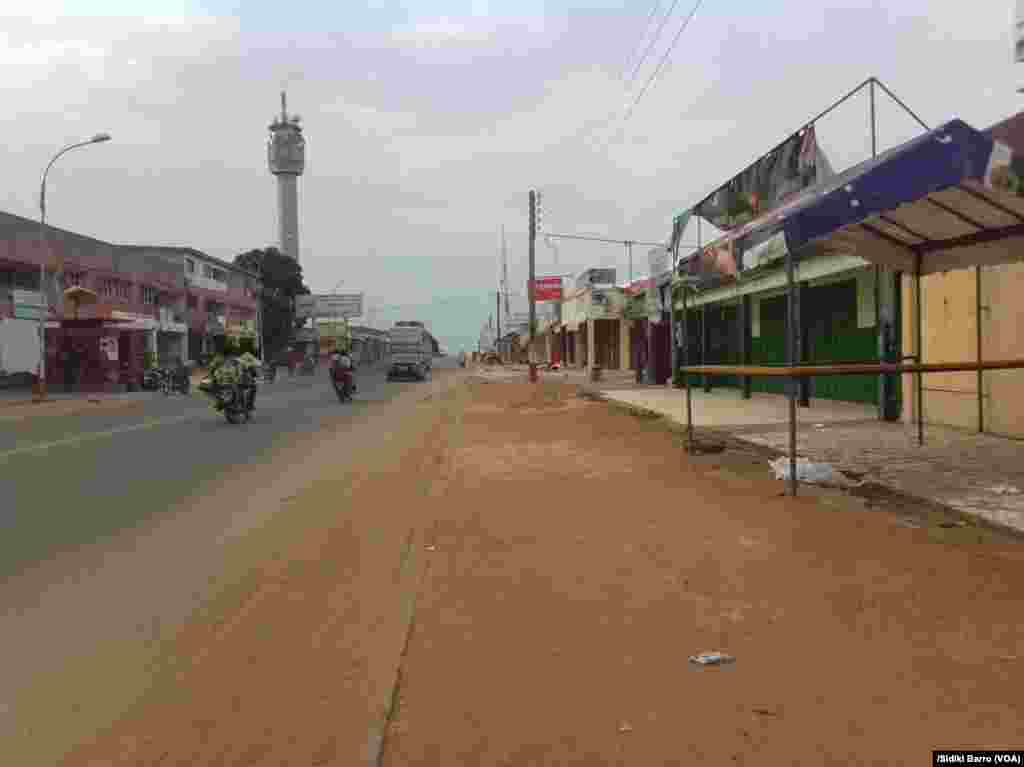 Une rue quasi vide à Bouaké, Cote d&rsquo;Ivoire, 13 mai 2017. (VOA/Sidiki Barro)