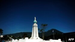 Foto de Archivo del monumento icónico conocido como Salvador del Mundo en el Redondel de las Américas en El Salvador. 