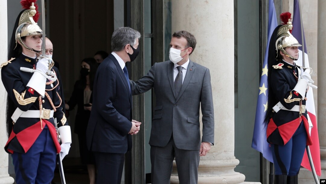 Prezida w'Ubufaransa Emmanuel Macron kumwe n'umushikiranganji ajejwe imigenderanire y'Amerika n'ayandi makungu, Antony Blinken 