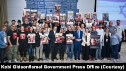 آیزک هرتزوگ، رییس جمهور اسراییل با اعضای خانواده‌های گروگانان اسراییلی 