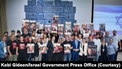 د اسرائیل ولسمشر ایزاک هرزیګ د حماس له لوري د یرغمل شویو کسانو د کورنیو له غړو سره