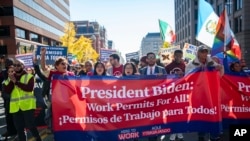 Biểu tình trước Toà Bạch Ốc yêu cầu Tổng thống Joe Biden gia hạn giấy phép làm việc cho di dân, ngày 14/11/2023.