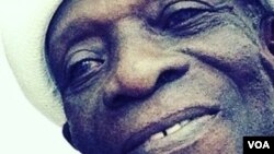 Tony Allen fut dans les années 60 et 70 le batteur et directeur musical de Fela Kuti, avec qui il créa l'afrobeat.