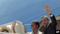 President Barack Obama and his wife Michelle prepare to depart San Salvador, March 23 2011