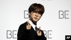 ARCHIVO - Jin, miembro de la banda surcoreana de K-pop BTS, posa para los fotógrafos durante una conferencia de prensa para presentar su nuevo álbum "BE" en Seúl, Corea del Sur, el 20 de noviembre de 2020.