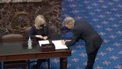 En esta imagen de video, el senador Rand Paul, firma después de prestar juramento para el juicio político del expresidente Donald Trump en el Senado de EE. UU.en Washington, el martes 26 de enero de 2021. (Televisión del Senado vía AP)