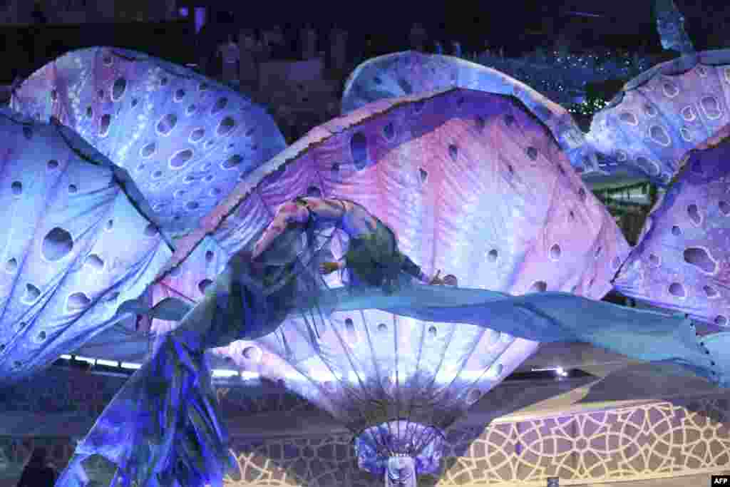 بین الاقوامی فن کاروں کے جھرمٹ نے دبئی ایکسپو 2020 کی افتتاحی تقریب کو چار چاند لگا دیے تھے۔