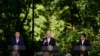 Presiden Korea Selatan Yoon Suk Yeol (kiri) dan Perdana Menteri Jepang Fumio Kishida (kanan) mendengarkan Presiden AS Joe Biden berbicara dalam konferensi pers di Camp David, Maryland, pada 18 Agustus 2023. (Foto: AP/Andrew Harnik)