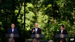 Presiden Korea Selatan Yoon Suk Yeol (kiri) dan Perdana Menteri Jepang Fumio Kishida (kanan) mendengarkan Presiden AS Joe Biden berbicara dalam konferensi pers di Camp David, Maryland, pada 18 Agustus 2023. (Foto: AP/Andrew Harnik)