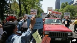 Una protesta en ciudad de México, el 20 de marzo del 2005, en contra de una marcha por los derechos de los hombres. 