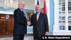 Le secrétaire d'État Rex Tillerson serre la main au Premier ministre monténégrin Dusko Markovic à Washington, D.C., le 8 mai 2017.