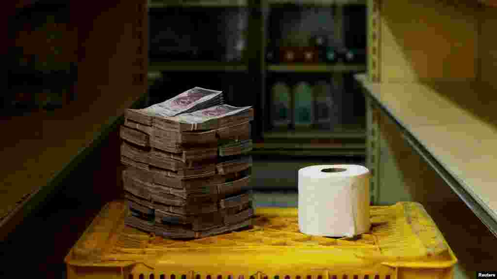 Un rollo de papel higiénico junto a 2.600.000 bolívares, equivalente a 0,40 dólares.