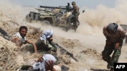 팔루자 북동쪽 알세자르 마을에서 이라크 정부군이 25일 대전차포를 발사하고 있다. ISIL이 점령중인 팔루자를 탈환하기 위한 작전의 일환이다.