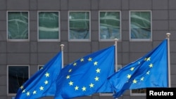 比利时布鲁塞尔欧盟总部外面的欧盟旗帜（2022年6月17日）
