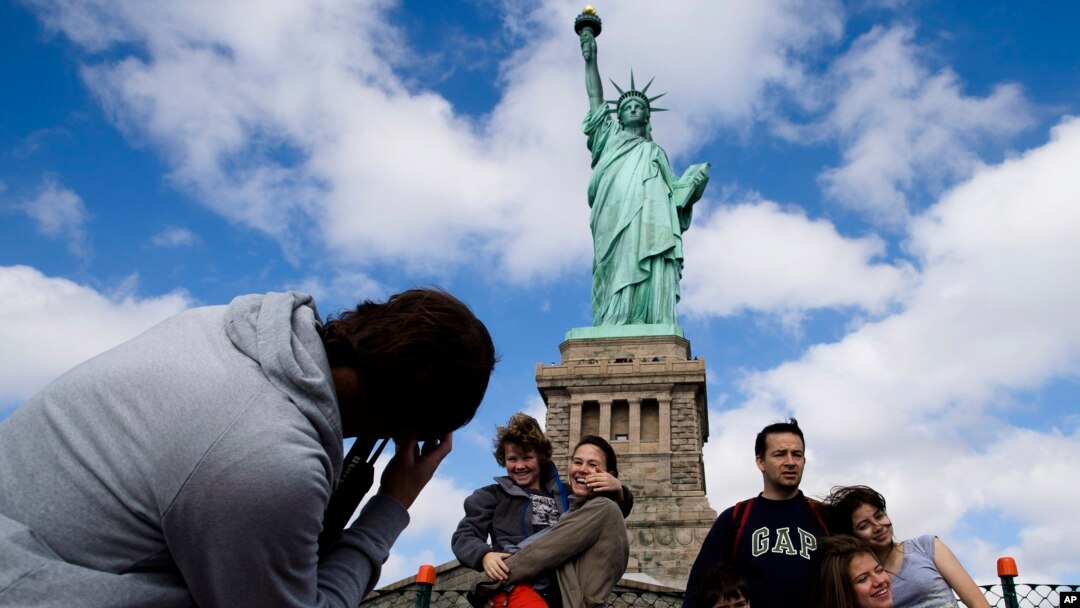 Para wisatawan yang mengunjungi New York hari Minggu (13/10), bisa kembali berkunjung ke komplek Patung Liberty yang kembali dibuka. 
