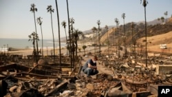 Kevin Marshall revisa la propiedad de su madre, devastada por el fuego en el barrio de Pacific Palisades en Los Ángeles, el sábado 11 de enero de 2025.