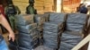 Paquetes de clorhidrato de cocaína que estaban escondidos en un depósito subterráneo en una casa se ven durante una operación de incautación realizada por la policía colombiana, en Necoclí, Colombia, el 11 de febrero de 2024.
