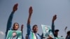 شرکت دانشجویان فارغ التحصیل شده در یک رژه حمایت از شورشیان حوثی در صنعا باپتخت یمن. آنها پوسترها عبدالمالک الحوثی، رهبر حوثی را در دست دارند - ۲۰ خرداد ۱۴۰۳