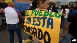 Los venezolanos salen a diario a la calle invocando la suerte para conseguir alimentos básicos o las medicinas que necesitan.