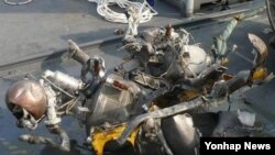 북한 장거리 로켓 엔진으로 추정되는 잔해물. 한국 군 당국이 26일부터 이틀간 서해에서 인양했다.